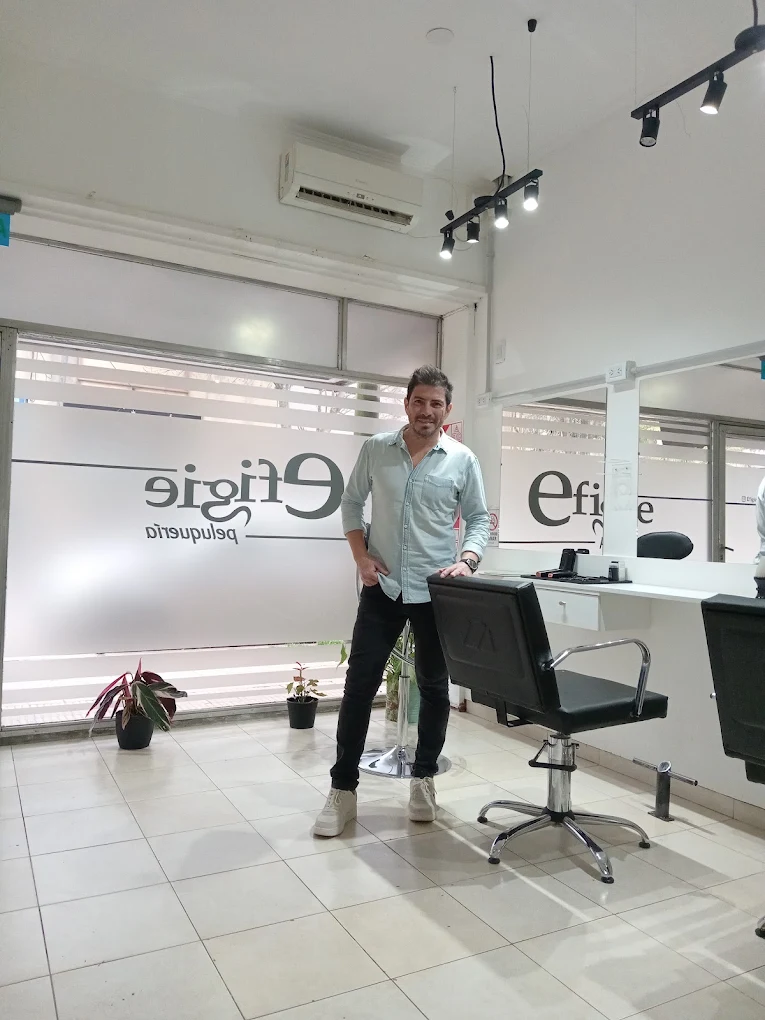 Profesional de Efigie en el salón, junto al sillón de trabajo