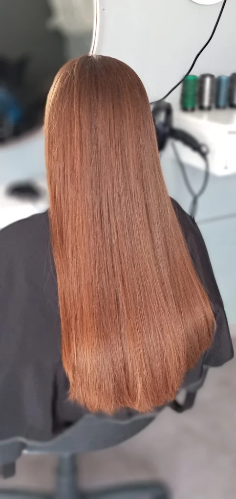 Color cobrizo con acabado liso y brillante